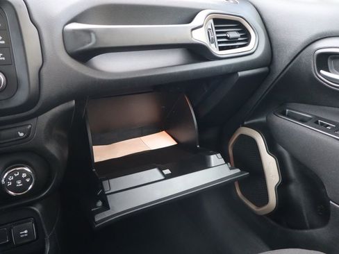 Used 2016 Jeep Renegade Latitude w/ Cold Weather Group image 37