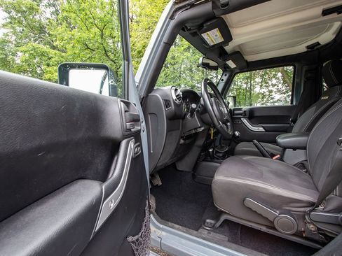 Used 2015 Jeep Wrangler Unlimited Sahara w/ Dual Top Group image 8