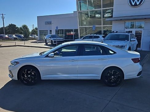 Used 2025 Volkswagen Jetta SE image 8