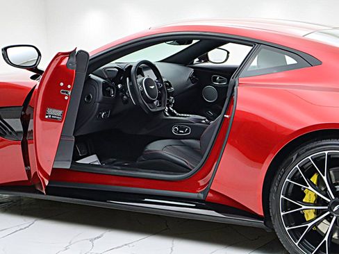 Used 2023 Aston Martin V8 Vantage Coupe RWD image 6