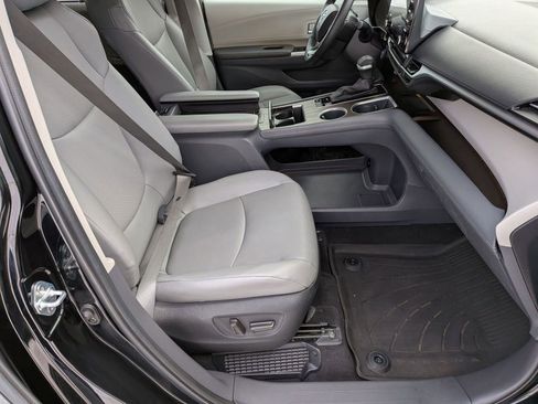 Used 2023 Toyota Sienna XLE w/ XLE Plus Package image 34