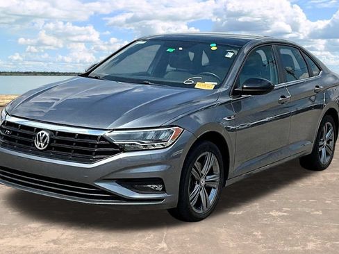 Used 2019 Volkswagen Jetta R-Line w/ R-Line Cold Weather Package FWD image 2