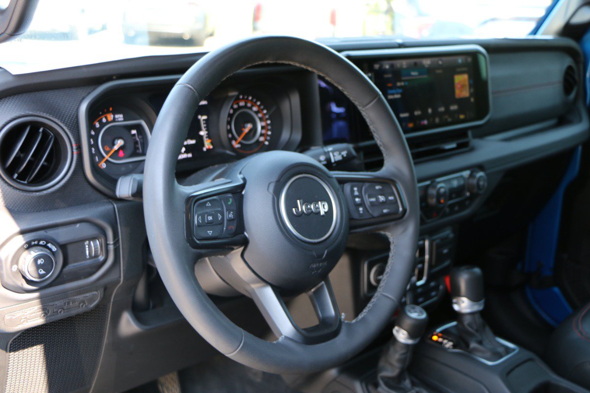 Used 2025 Jeep Gladiator Rubicon AWD/4WD image 16