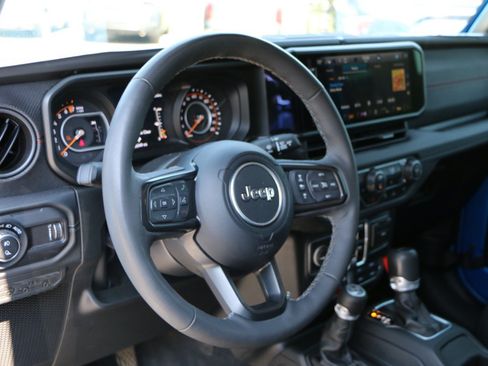 Used 2025 Jeep Gladiator Rubicon AWD/4WD image 16