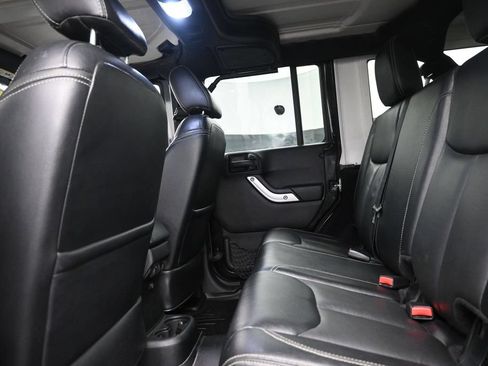 Used 2016 Jeep Wrangler Unlimited Rubicon w/ Max Tow Package AWD/4WD image 12