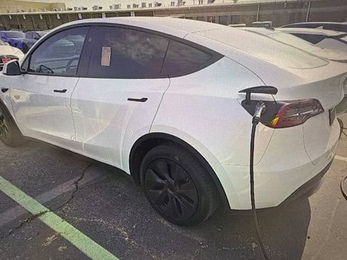 Used 2024 Tesla Model Y Long Range AWD/4WD image 4
