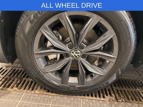 Used 2024 Volkswagen Tiguan SE w/ Panoramic Sunroof Package image 6