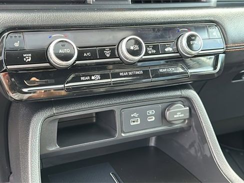 Used 2025 Honda Pilot TrailSport image 18