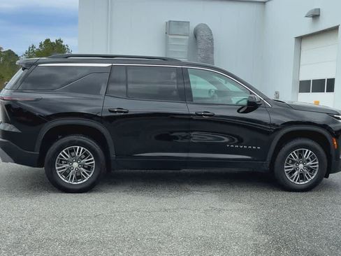 Used 2025 Chevrolet Traverse LT FWD image 9