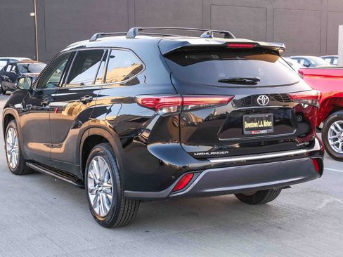 Used 2023 Toyota Highlander Limited FWD image 6