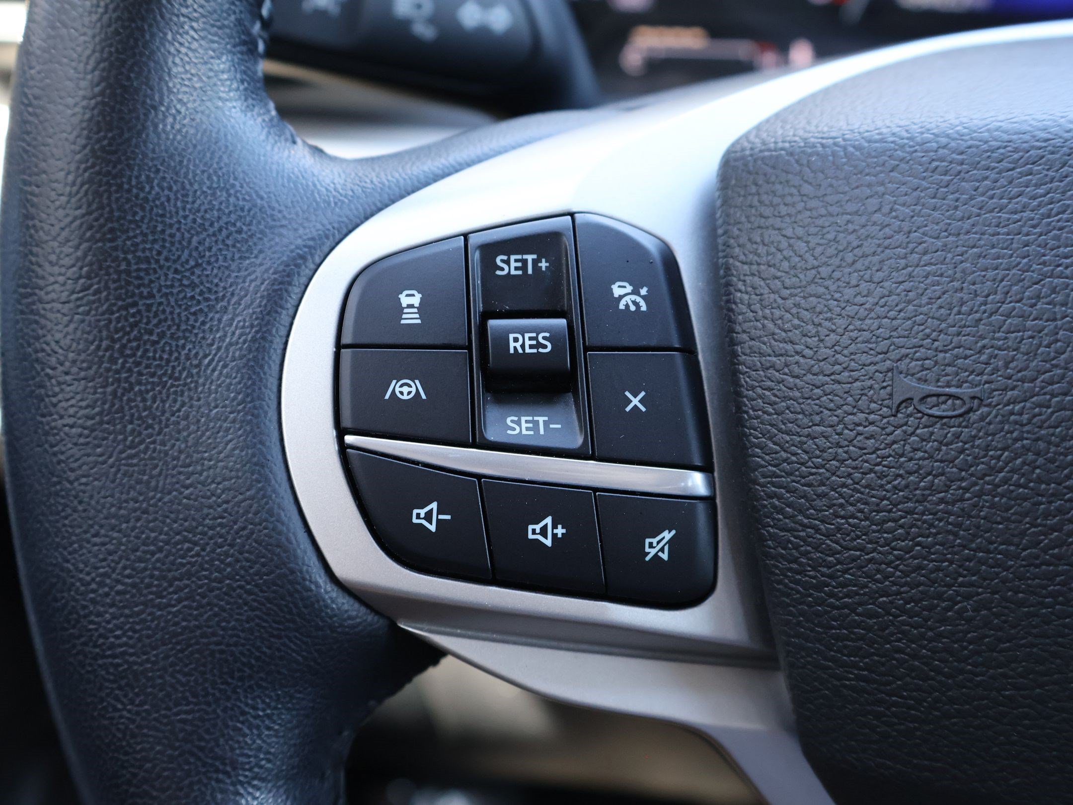Used 2022 Ford Explorer XLT w/ Equipment Group 202A AWD/4WD image 18