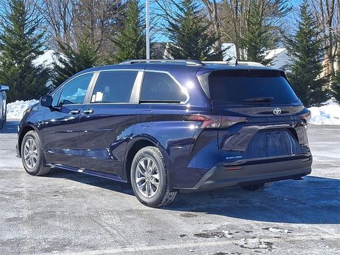 New 2026 Toyota Sienna XLE image 8