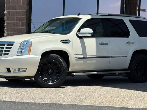 Used 2014 Cadillac Escalade Luxury AWD/4WD image 3