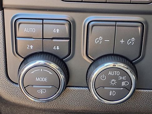 Used 2025 Chevrolet Suburban High Country image 9