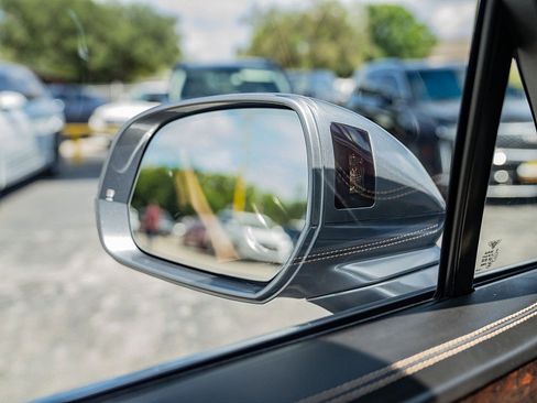 Used 2017 Bentley Bentayga image 39