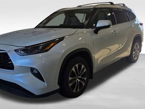 Used 2022 Toyota Highlander XLE image 1