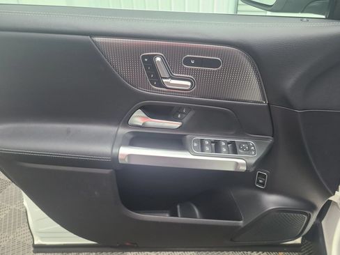Used 2021 Mercedes-Benz GLB 250 4MATIC image 21