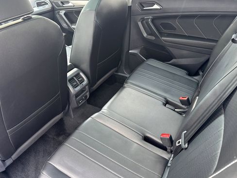 Used 2024 Volkswagen Tiguan SE w/ Panoramic Sunroof Package FWD image 26