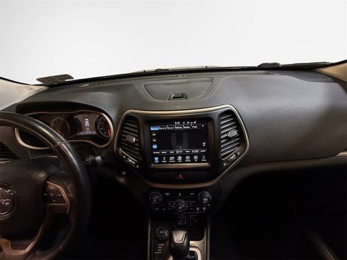 Used 2016 Jeep Cherokee Limited image 22