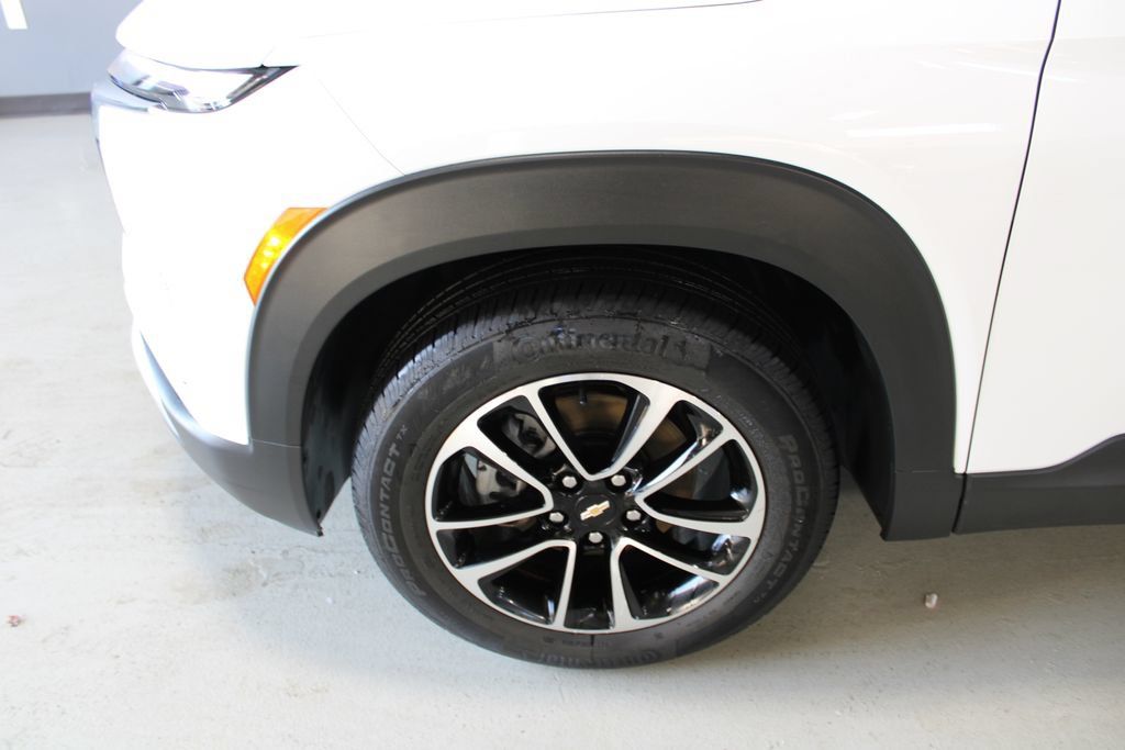 Used 2025 Chevrolet TrailBlazer LT w/ LT Cold Weather Package FWD image 4