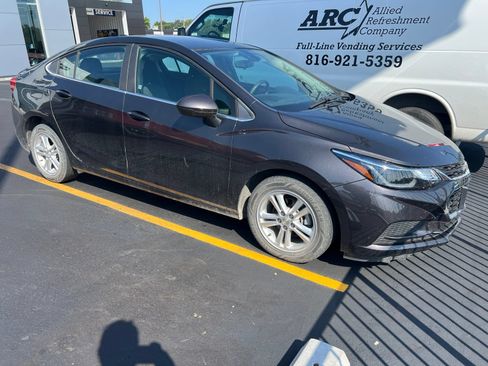 Used 2017 Chevrolet Cruze LT FWD image 1