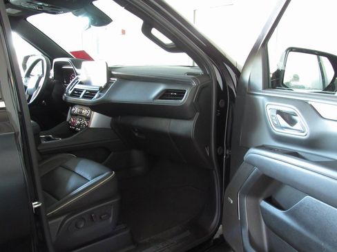 Used 2024 GMC Yukon XL SLT w/ SLT Luxury Package image 18