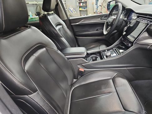 Used 2023 Jeep Grand Cherokee Limited image 10