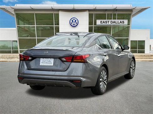 Used 2024 Nissan Altima 2.5 SV image 3