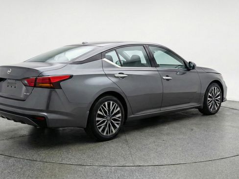 Used 2025 Nissan Altima 2.5 SV image 9