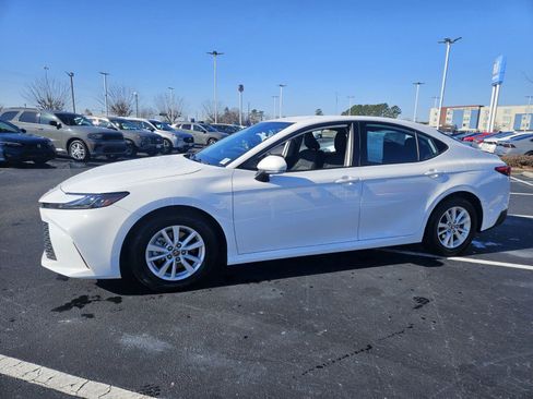 Used 2025 Toyota Camry LE image 3