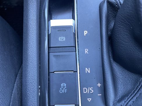 Used 2018 Volkswagen Tiguan SE w/ Panoramic Sunroof Package image 30