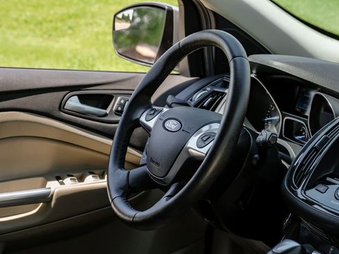 Used 2015 Ford Escape Titanium FWD image 17