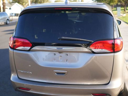 Used 2017 Chrysler Pacifica LX image 7