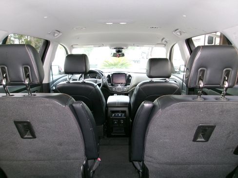 Used 2018 Chevrolet Traverse LT image 16