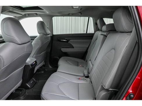 Used 2025 Toyota Highlander XLE image 20