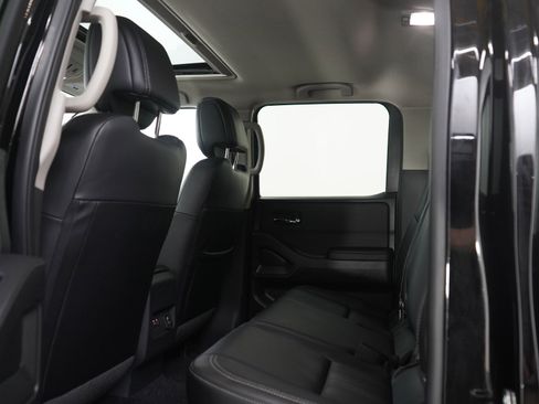 Used 2025 Nissan Frontier SL w/ Bed Access Package AWD/4WD image 17