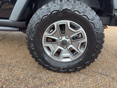 Used 2013 Jeep Wrangler Rubicon AWD/4WD image 16
