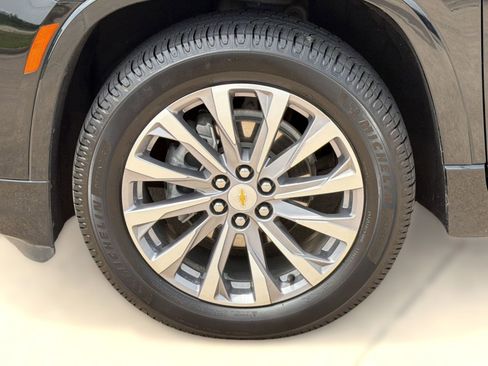 Used 2023 Chevrolet Traverse Premier FWD image 12
