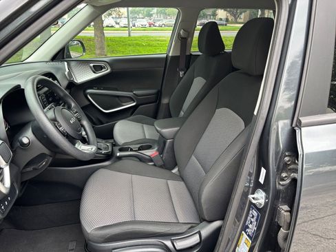 Used 2025 Kia Soul LX w/ LX Technology Package FWD image 31
