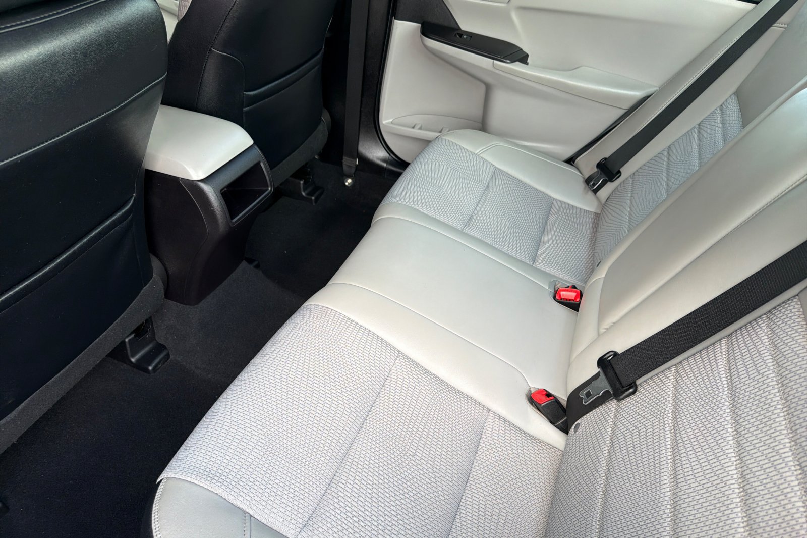 Used 2016 Toyota Camry SE FWD image 16