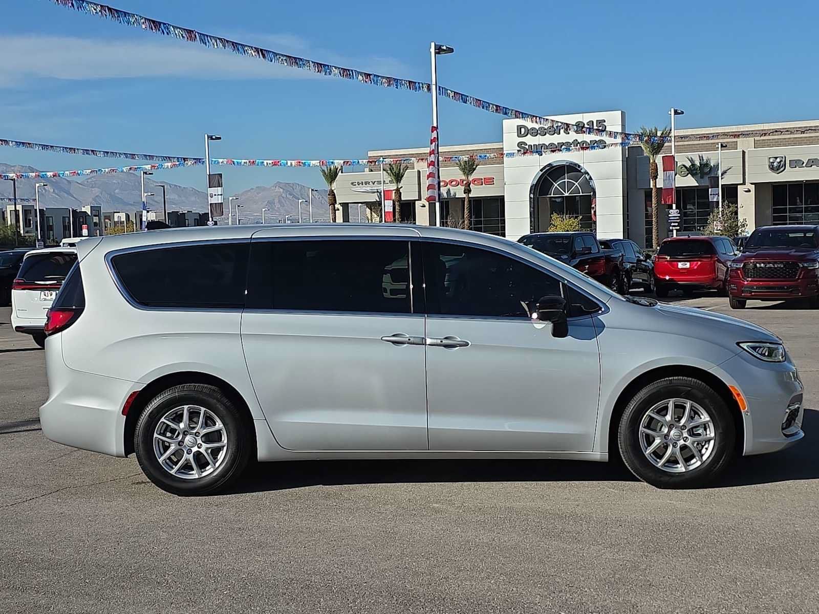 Used 2026 Chrysler Pacifica Select FWD image 9