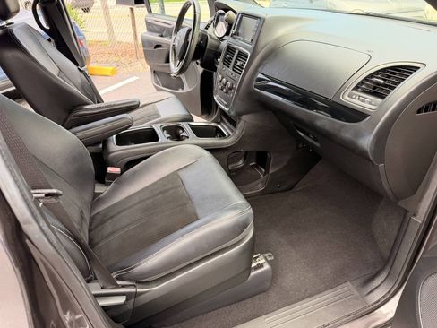 Used 2018 Dodge Grand Caravan SXT w/ Blacktop Package FWD image 10