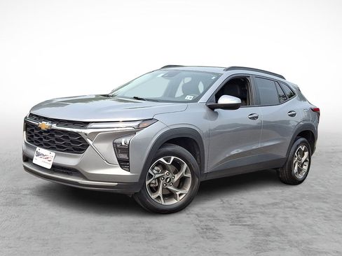 Used 2025 Chevrolet Trax LT FWD image 1
