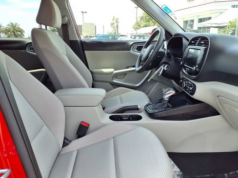 Certified 2025 Kia Soul LX w/ LX Technology Package FWD image 7