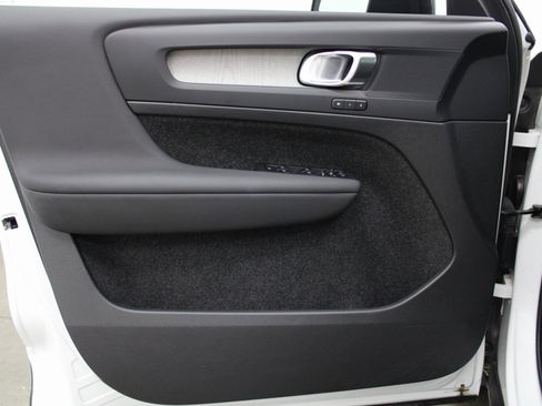 Used 2025 Volvo XC40 B5 Plus image 9