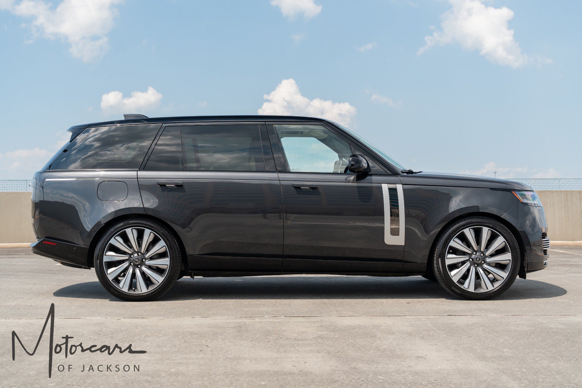 Used 2025 Land Rover Range Rover SV AWD/4WD image 5