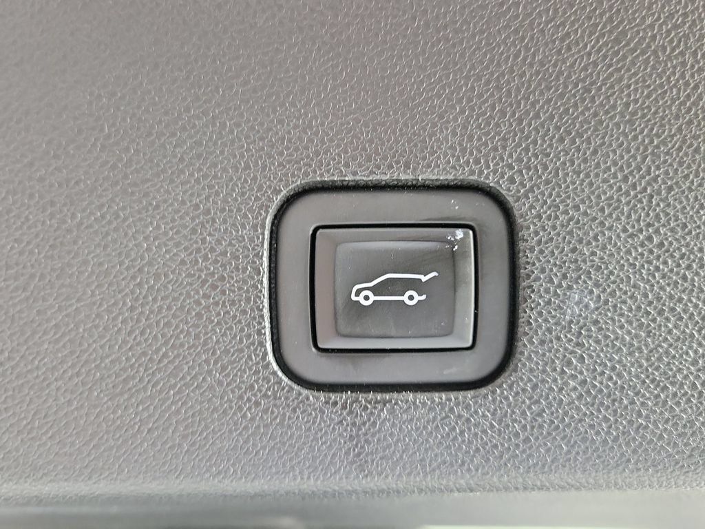 Certified 2023 Cadillac XT6 Luxury FWD image 9