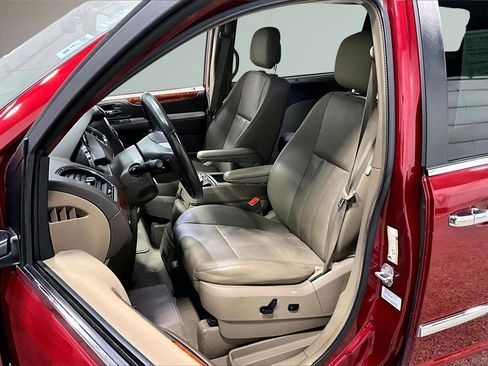 Used 2016 Chrysler Town & Country Touring-L image 21