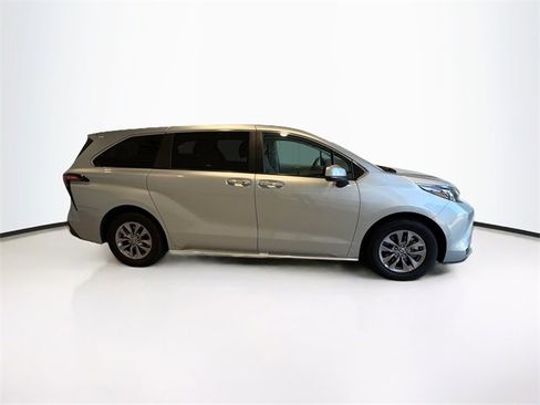 Certified 2024 Toyota Sienna XLE image 6
