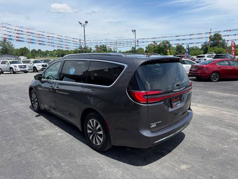 Used 2021 Chrysler Pacifica Touring-L FWD image 7